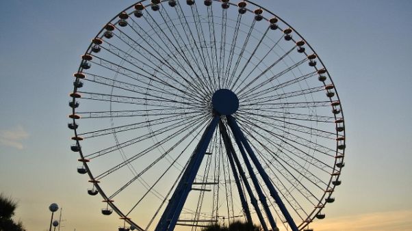 Si lancia da ruota panoramica di Rimini Si lancia da ruota panoramica di Rimini