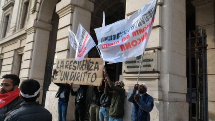 Migranti: Ancona, sì iscrizione anagrafe