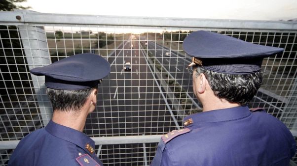 Sassi da cavalcavia, centrata un'auto Sassi da cavalcavia, centrata un'auto