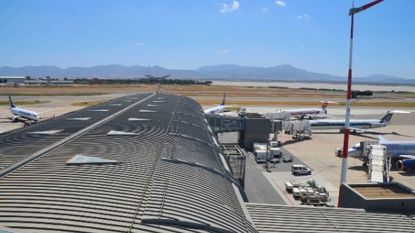 Aereo bloccato in pista a Cagliari Aereo bloccato in pista a Cagliari