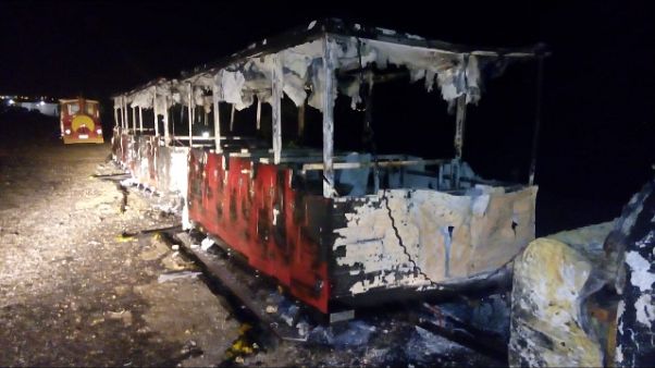 Incendiato trenino turistico all'Asinara Incendiato trenino turistico all'Asinara