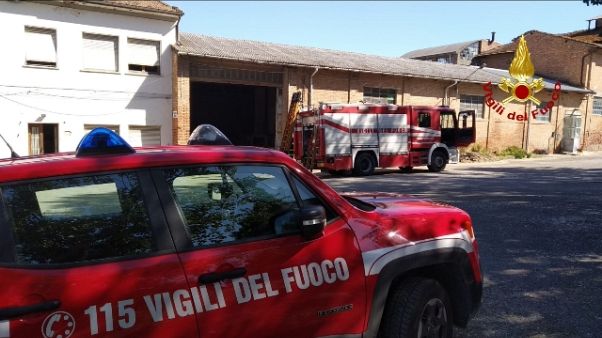Tetto a fuoco, operaio precipita e muore Tetto a fuoco, operaio precipita e muore