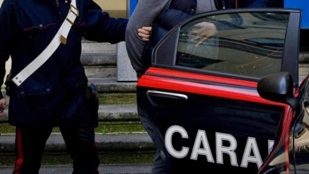Sfonda porta sacrestia e assale il prete Sfonda porta sacrestia e assale il prete