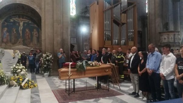 Folla a funerali vittima maltempo Arezzo Folla a funerali vittima maltempo Arezzo