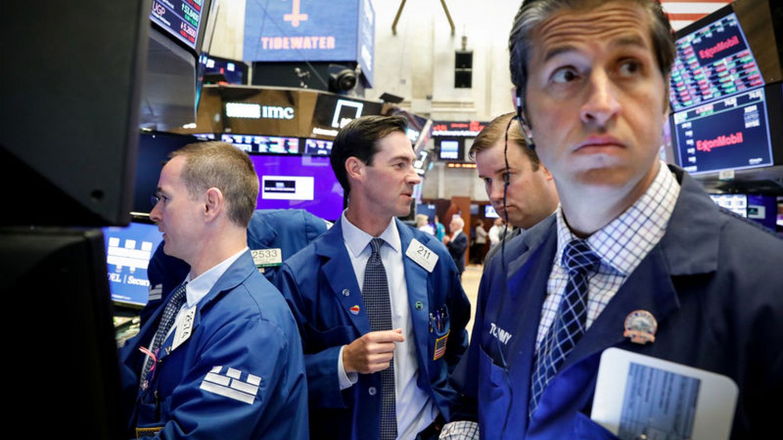 Fears of earnings recession keep investors away from stocks - BAML