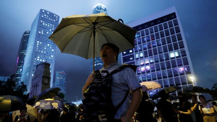 تجمع آلاف من موظفي الحكومة في هونج كونج وسط خطط لموجة احتجاجات