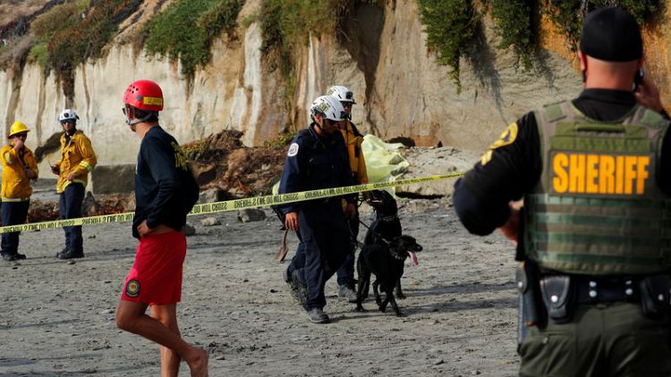 مقتل امرأة وإصابة آخرين في انهيار جرف على شاطئ بكاليفورنيا