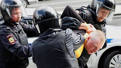 الشرطة الروسية تعتقل أكثر من 800 شخص في حملة على المعارضة بموسكو الشرطة الروسية تعتقل أكثر من 800 شخص في حملة على المعارضة بموسكو