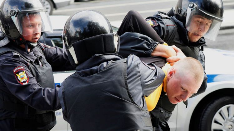 الشرطة الروسية تعتقل أكثر من 800 شخص في حملة على المعارضة بموسكو