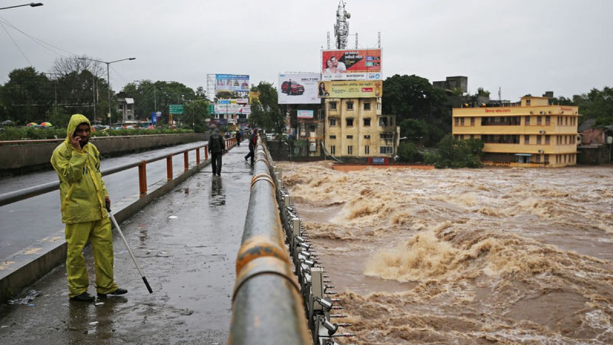 Hundreds stuck in India's financial capital Mumbai as heavy rain ...