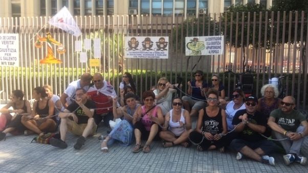 Protesta No Tap dinanzi tribunale Lecce Protesta No Tap dinanzi tribunale Lecce