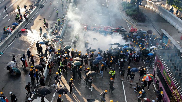 شرطة هونج كونج تطلق الغاز المسيل للدموع على محتجين والإضراب يشل المدينة