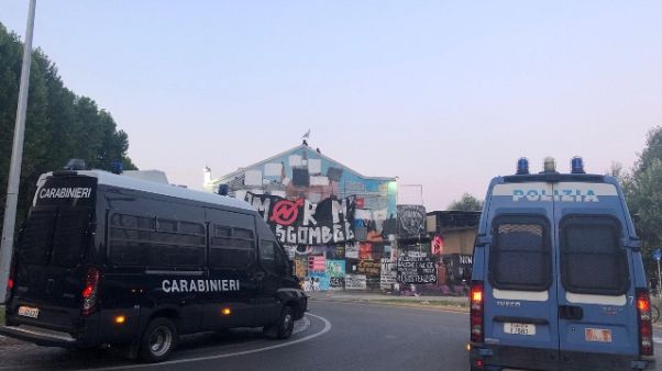 Via a sgombero centro sociale a Bologna Via a sgombero centro sociale a Bologna