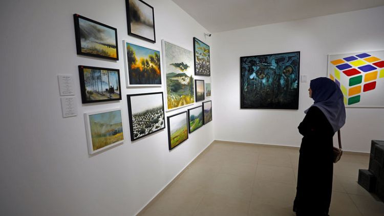 (خذ بيدي أيها المستحيل).. معرض جماعي للوحات شبان فلسطينيين