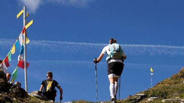 Runner donna batte uomini in montagna Runner donna batte uomini in montagna