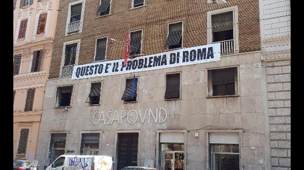 Casapound, attivisti rimuovono scritta Casapound, attivisti rimuovono scritta