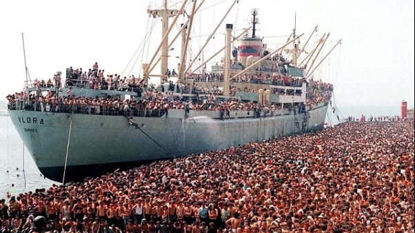 Migranti: 28 anni da sbarco Vlora a Bari Migranti: 28 anni da sbarco Vlora a Bari