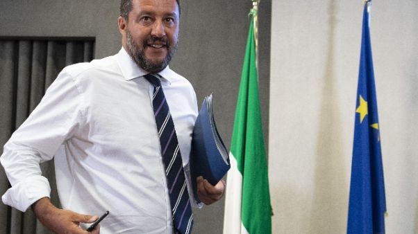 Migranti:Salvini a Conte,ora linea in Ue Migranti:Salvini a Conte,ora linea in Ue