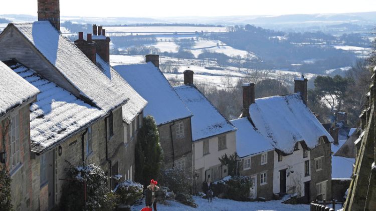 UK winter energy bills to fall as regulator lowers price cap