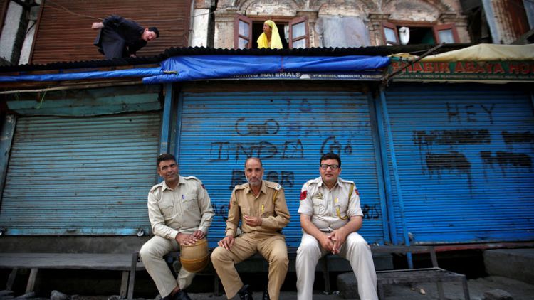 احتجاجات متفرقة في كشمير الهندية وسط قيود وقطع للاتصالات والإنترنت