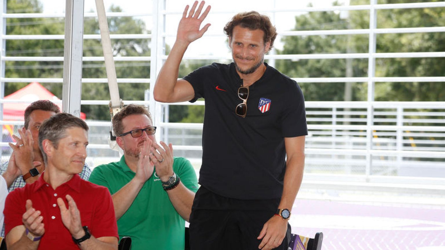 Former Uruguay striker Forlan announces retirement