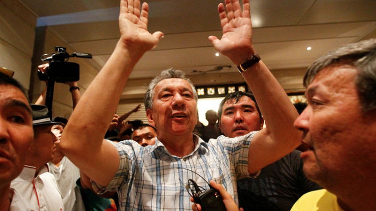 أنصار رئيس قرغيزستان السابق أتامباييف يمنعون قوات الأمن من اعتقاله