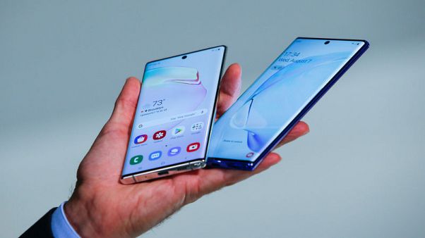 Samsung's new Note takes on Huawei in selfie beauty pageant Samsung's new Note takes on Huawei in selfie beauty pageant