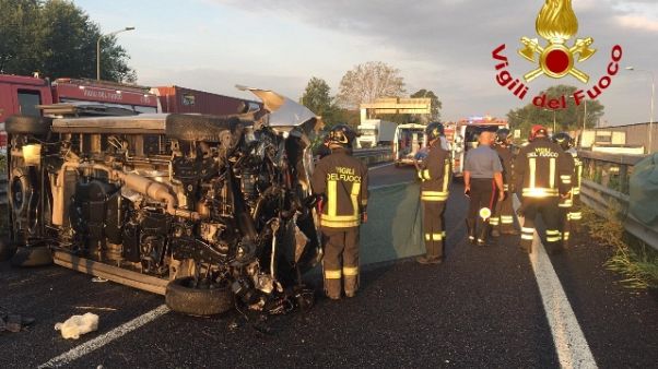 Furgone sbanda: 1 morto e 6 feriti Furgone sbanda: 1 morto e 6 feriti