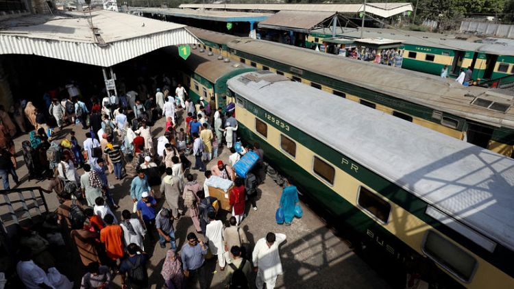 باكستان تعلق خدمة القطارات مع الهند