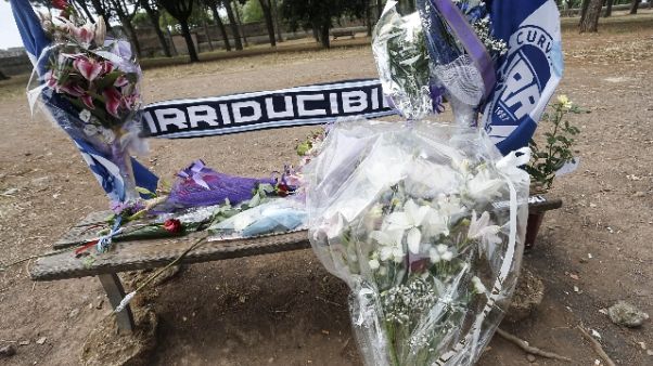 Ultras ucciso: striscione, 'Diablo vive' Ultras ucciso: striscione, 'Diablo vive'