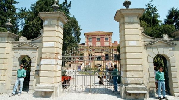 Rogo a villa che fu sede parlamento Nord Rogo a villa che fu sede parlamento Nord
