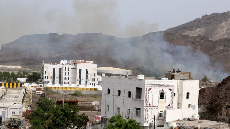 استمرار الاشتباكات في مدينة عدن باليمن ومقتل شخص من المارة