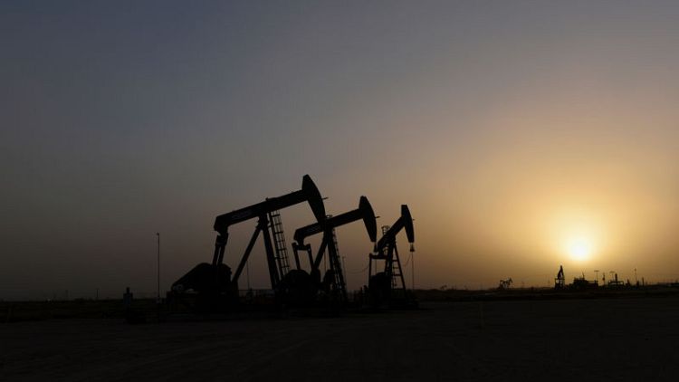 النفط يرتفع رغم انخفاض نمو الطلب إلى أدنى مستوى في 10 سنوات