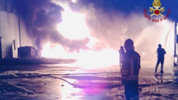 Faenza, maxi incendio in un magazzino Faenza, maxi incendio in un magazzino
