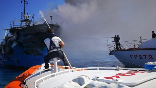 Peschereccio a fuoco, salvi i 5 a bordo Peschereccio a fuoco, salvi i 5 a bordo