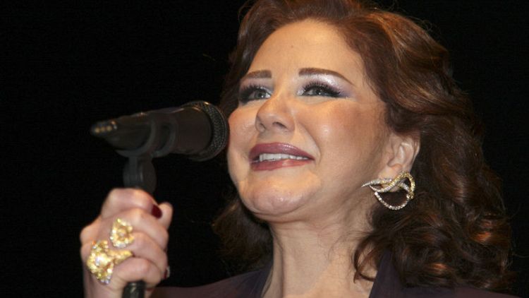ميادة الحناوي تسقط على المسرح في تونس وتصر على استكمال حفلها جالسة