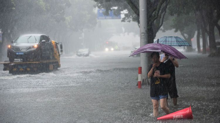 مقتل 18 شخصا في انهيار أرضي ناجم عن إعصار وأمطار غزيرة بالصين