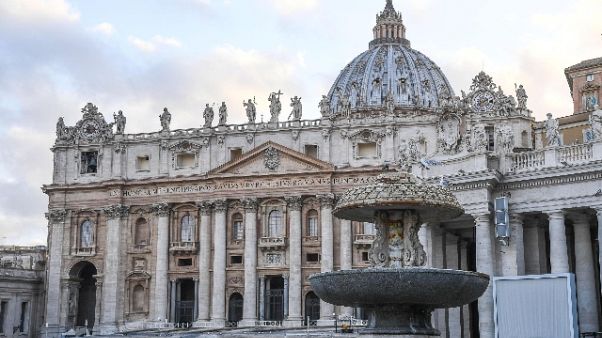 Minaccia darsi fuoco in piazza S.Pietro Minaccia darsi fuoco in piazza S.Pietro