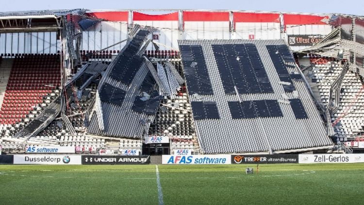 Olanda, crolla tetto stadio Az Alkmaar