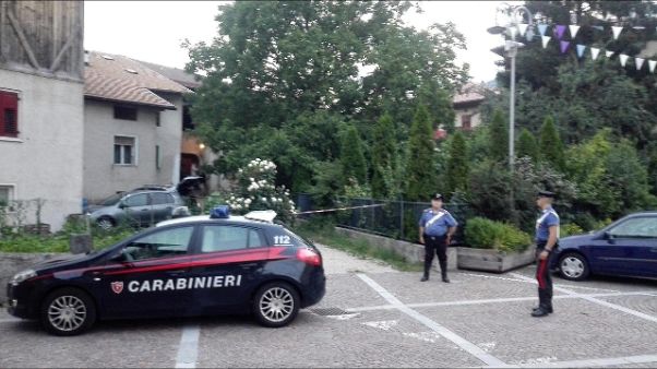 Spara ai genitori e si uccide Spara ai genitori e si uccide