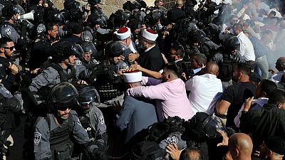 الشرطة الإسرائيلية تشتبك مع مصلين فلسطينيين في حرم المسجد الأقصى الشرطة الإسرائيلية تشتبك مع مصلين فلسطينيين في حرم المسجد الأقصى