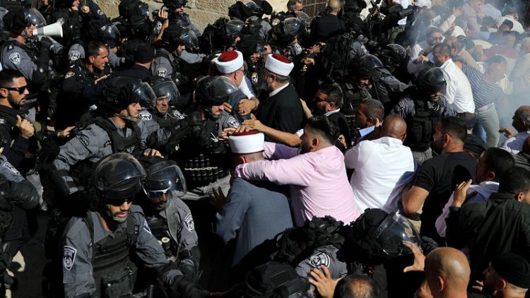 الشرطة الإسرائيلية تشتبك مع مصلين فلسطينيين في حرم المسجد الأقصى