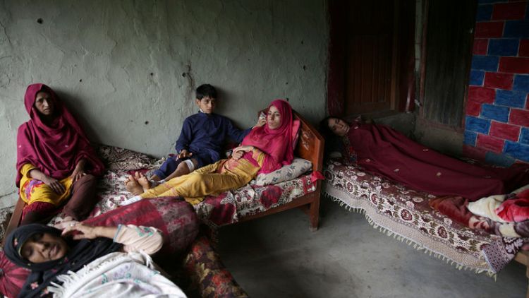مقتل طفل وإصابة 10 في انفجار قنبلة بقرية في الشطر الباكستاني من كشمير
