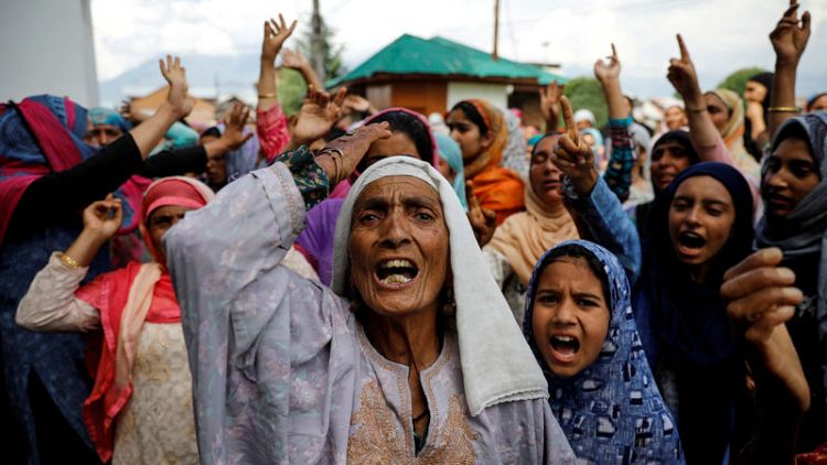 المئات يرددون هتافات مناهضة للهند في كشمير عشية العيد