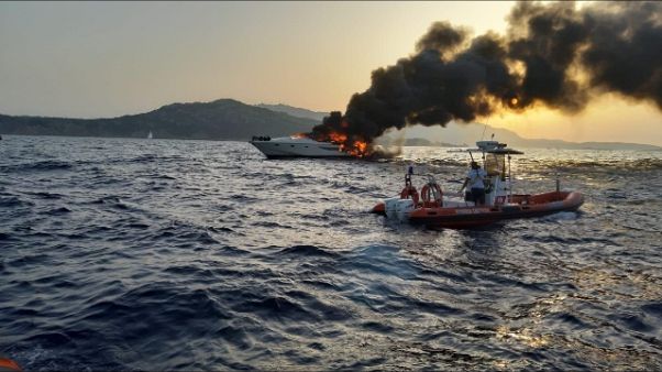 Yacht a fuoco a P.Cervo, salvi in otto Yacht a fuoco a P.Cervo, salvi in otto