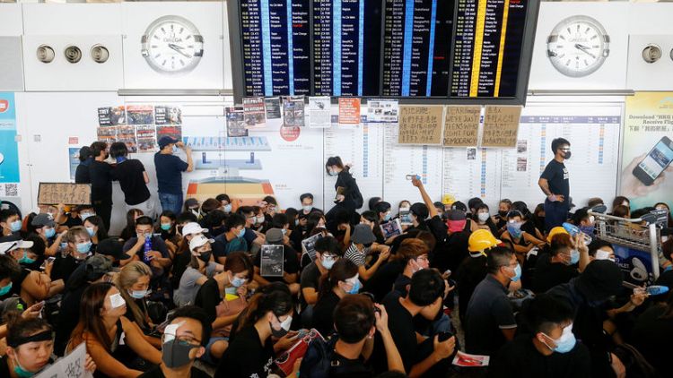 سلطات مطار هونج كونج تلغي كل الرحلات يوم الاثنين