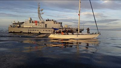 Migranti su veliero in porto Crotone Migranti su veliero in porto Crotone