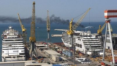 Imbarcazione in fiamme ad Ancona