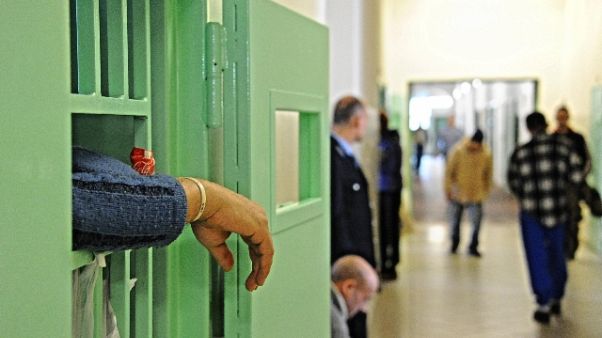 Agente aggredito, difeso da detenuti Agente aggredito, difeso da detenuti