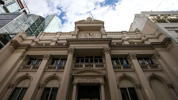 البنك المركزي في الأرجنتين يتدخل في سوق الصرف لأول مرة منذ سبتمبر لدعم البيزو